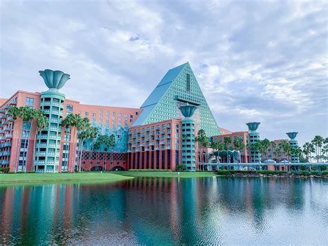 Comparing Marriotts Swan And Dolphin Walt Disney World Resorts