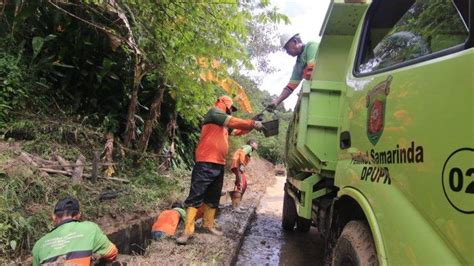 Tim Hantu Banyu Dinas PUPR Samarinda Bersihkan Longsoran Di Perumahan