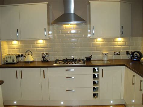 High Gloss Cream Kitchen Wall Tiles - decorooming.com