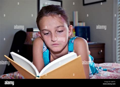 Preteen Girl Lying On Bed Banque De Photographies Et Dimages à Haute Résolution Page 2 Alamy