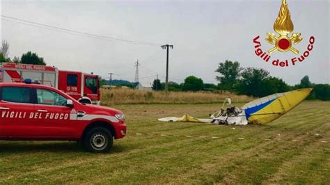 Deltaplano Perde Quota E Si Schianta Durante Tour Morti Pilota E