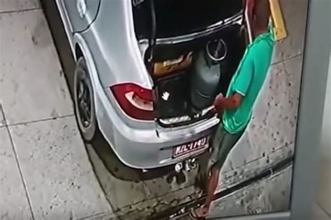 V Deo Carro Explode Durante Abastecimento Em Posto De Gasolina