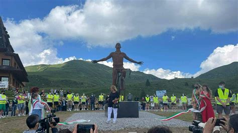 Marco Pantani A Montecampione Inaugurata La Statua Alta Metri