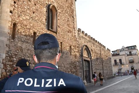 Taormina Spaccio Di Droga Nel Centro Storico 4 Arresti Della Polizia