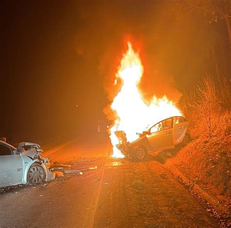 Carro Pega Fogo Ap S Batida E Passageiro Morre Na Mg Em Ara Jos