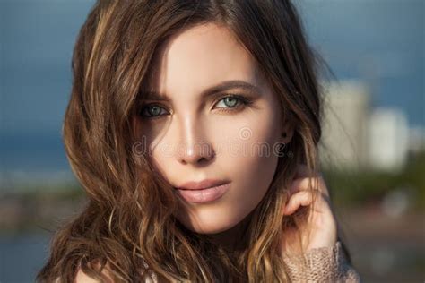 Fille De Beauté Avec La Coiffure De Fleurs Belle Jeune Femme Photo