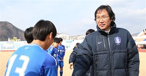 포토s 최순호 부회장 한국축구의 미래들과 악수