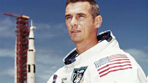 Gene Cernan Last Astronaut To Walk On The Moon Dies At 82 India Tv