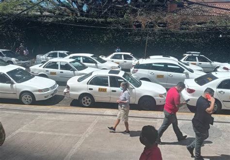 Taxistas Protestan Frente Al Ccg Exigiendo A La Amdc Permisos Para