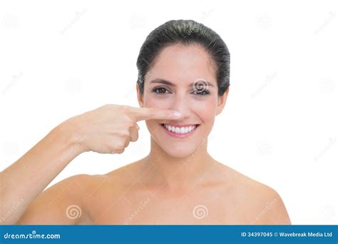 Het Glimlachen Naakt Brunette Wat Betreft Haar Neus Stock Afbeelding