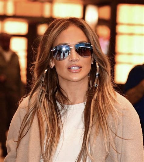 Jennifer Lopez Aviator Sunglasses And Oversized Hoop Earrings Acessories Jewelry Jlo Looks