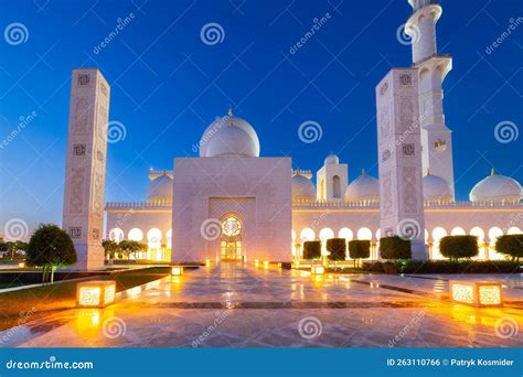 Grand Mosque in Abu Dhabi at Night, United Arab Emirates Stock Photo ...