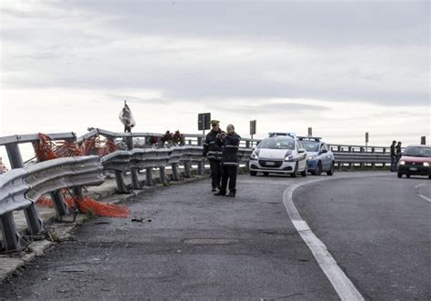 Roma Incidente Tangenziale Est Schianto In Galleria