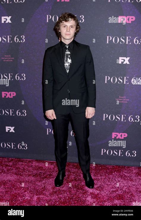 Evan Peters Bei Der Pose Premiere Von Fx Im Hammerstein Ballroom Am 17