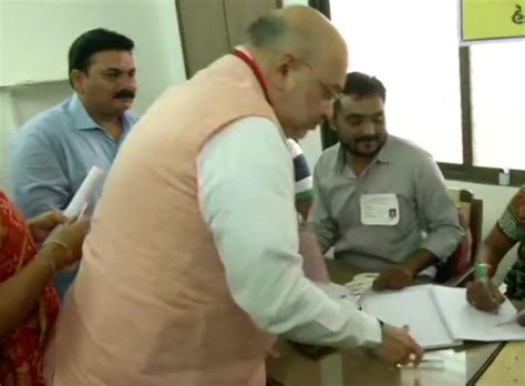 Amit Shah Wife Sonal Cast Vote In Ahmedabad In Third Phase Of Ls Polls