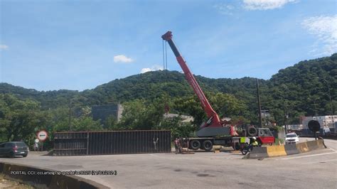 Carreta tomba na rodovia Padre Manoel da Nóbrega em Cubatão