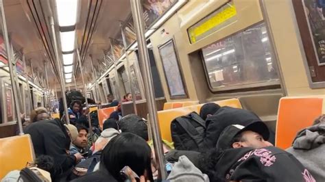 Tiroteio Em Trem Do Brooklyn Assusta Passageiros E Termina Um Homem