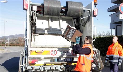 Seicento Famiglie Non Possono Pagare La Tassa Sui Rifiuti Il Tirreno