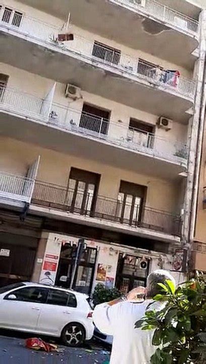 Donna Seminuda Lancia Roba Dal Balcone A Catania Parte Due Video