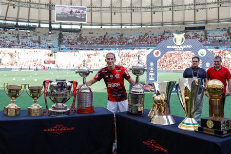 Filipe Lu S E Rodrigo Caio Recebem Homenagens Do Flamengo Em Despedida