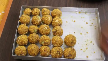 Tirupati Laddu recipe | Tirumala Venkateswara Temple style ladoo recipe ...