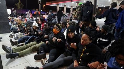 Ferguson Weekend Protests Police Arrest 17 Bbc News