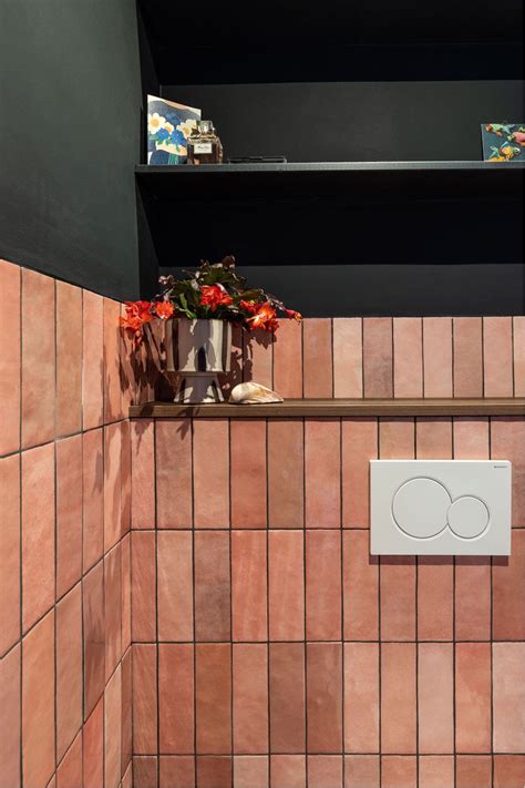 Toilet Met Roze Tegeltjes En Zwarte Muren Stylab Interieurontwerp