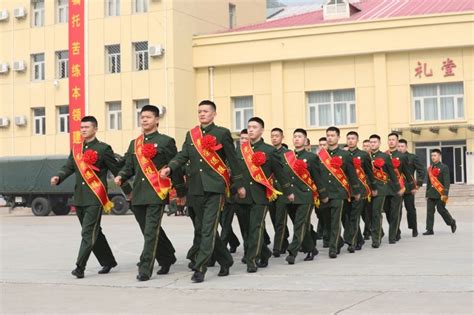 武警北京总队举行2023年春季退伍士兵向武警部队旗告别仪式 全体退伍老兵合影留念