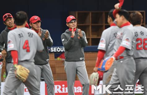 염경엽 감독 `역전승 일궈낸 선수들에게 박수` Mk포토 Mk스포츠