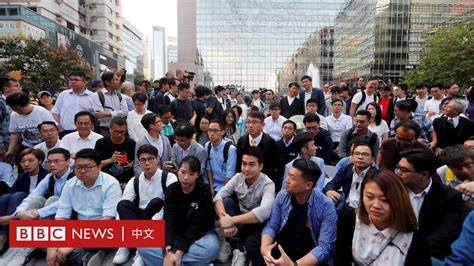 香港民主派區議員稱拒絶「效忠政權」缺席宣誓後喪失議席 Bbc News 中文