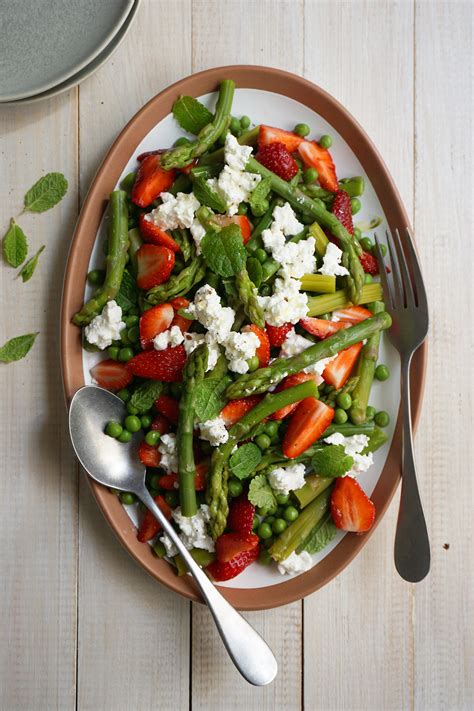 Salade asperges fraises petits pois chèvre frais et menthe Söta Salt