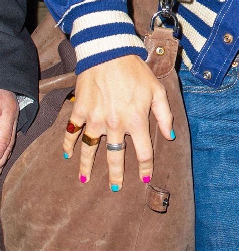 Uñas Inspiradas En Harry Styles Harry Styles Nails Harry Styles Hands Harry Styles Tattoos