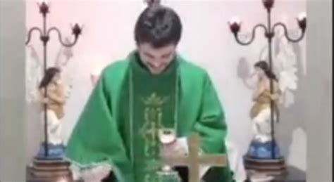 Vídeo de padre tendo crise de riso durante missa faz sucesso na web