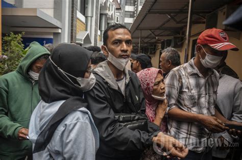 Keluarga Menunggu Identifikasi Korban Tragedi Kanjuruhan Foto