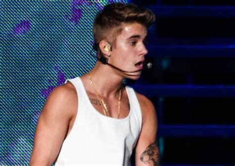 Justin Bieber abandona show em São Paulo após fã atirar objeto no palco