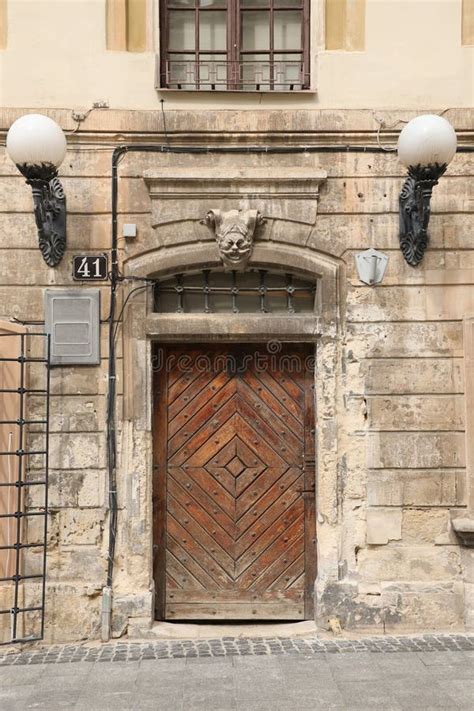 Antiga Textura Antiga De Uma Porta De Madeira Ao Estilo Europeu