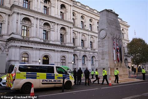 Met Police Surround Pubs And Order Hooligans Participating To The Pro