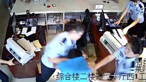 Policewomen Subdue Suspect Wanted For Robbery In East China Cgtn