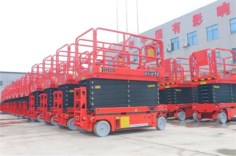 CE Approved 10m 12m Working Height 300kg Capacity Rubber Crawler Base