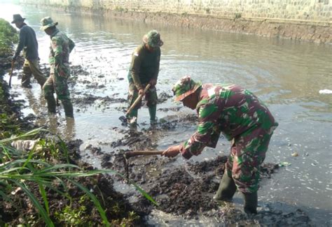 Satgas Citarum Sektor 21 4 Bersihkan Sedimentasi Tanah Di Sungai