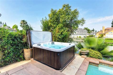 Jacuzzi vs Hot Tub (Differences, Cost & Features)