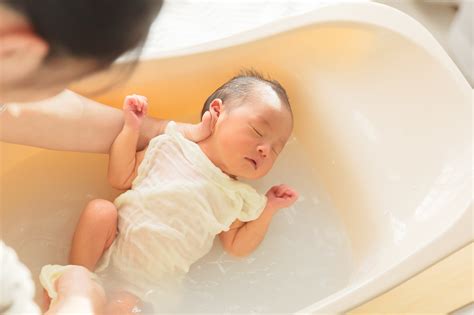 赤ちゃんの沐浴はいつまで？卒業の時期やお風呂デビューのポイント ベビーケア 妊娠・育児のお役立ちコラム 無添加せっけんとハーブのアラウ