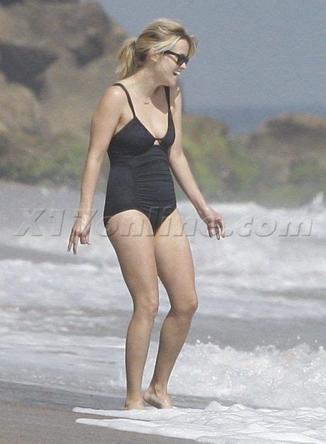 6 Hot Sexy Julia Gosling Bikini Pics