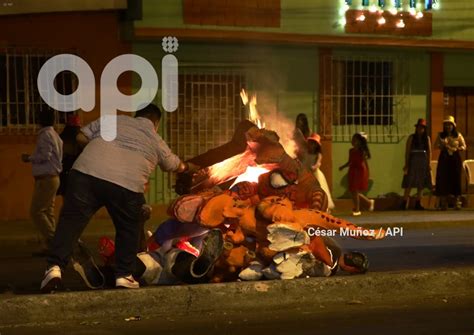 Fotograf As Sociedad Gye Quema Monigotes