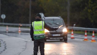 Colisão de pesado três carros faz um ferido grave e condiciona A2