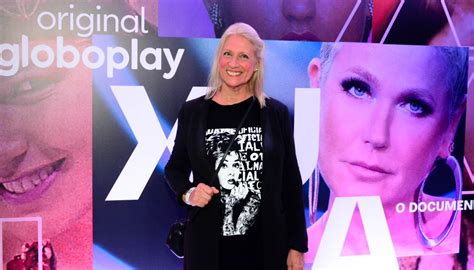 Irmã de Xuxa Meneghel faz rara aparição em lançamento de documentário