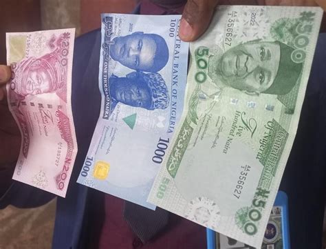 Buhari Unveils New Naira Notes