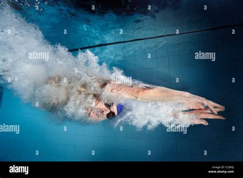 16 17 Diving Into Swimming Pool Hi Res Stock Photography And Images Alamy