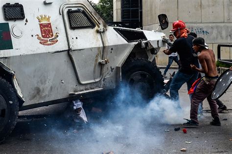 Fotos 10 fotos icônicas dos protestos na Venezuela 02 06 2017 UOL