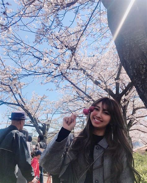 Yumikaさんのインスタグラム写真 Yumikainstagram 「お花見で念願のイチゴ飴get🍓💓 めっちゃテンション上がった🤩